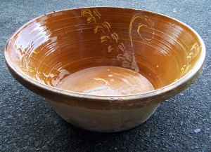 Image of Spanish pigmeat 19th Century bowl