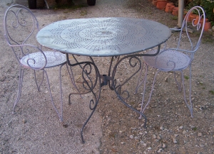 Image of French metal cafe table & 2 chairs
